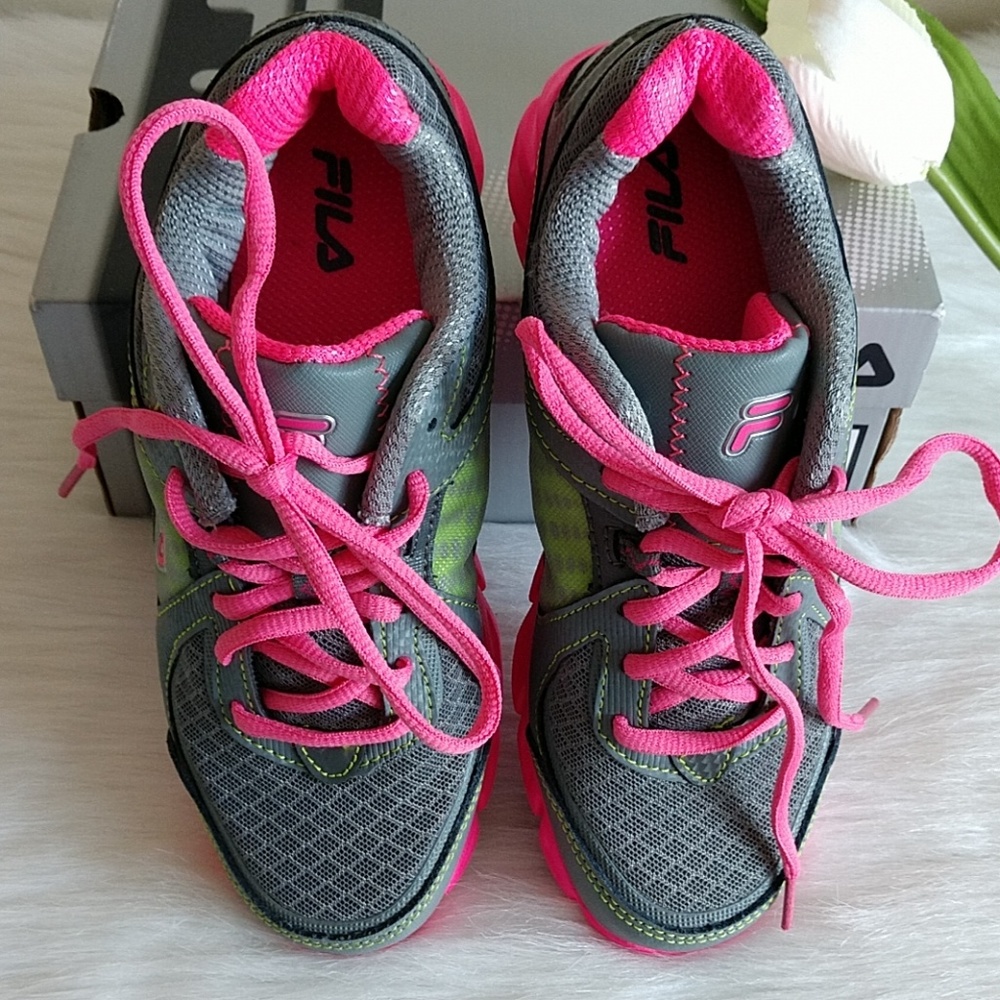 BEAUTIFUL KIDS FILA SHOES SIZE 3.5 M nwt - Picture 1 of 5